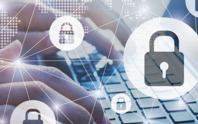 Main écrivant sur laptop pour protéger données