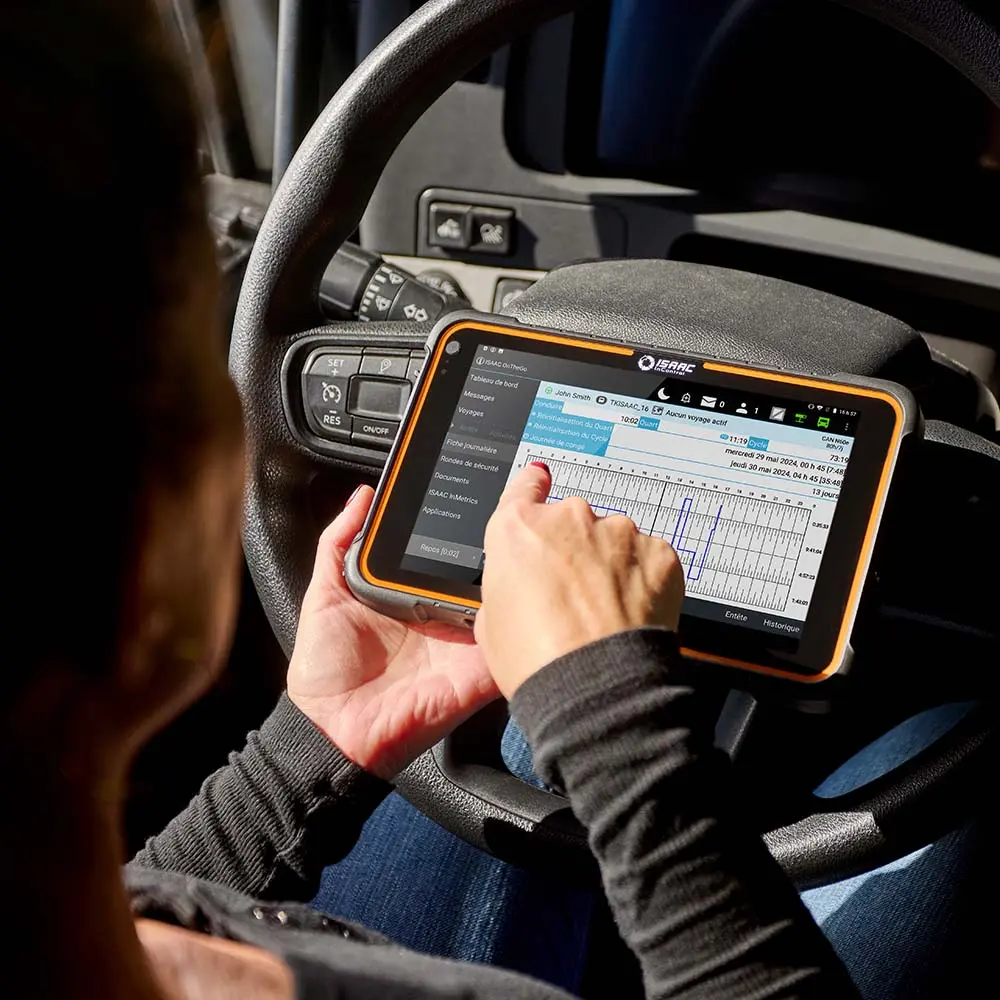 Gestion des heures de service avec ISAAC Conducteur de camion utilisant la tablette ISAAC pour gérer ses heures de service
