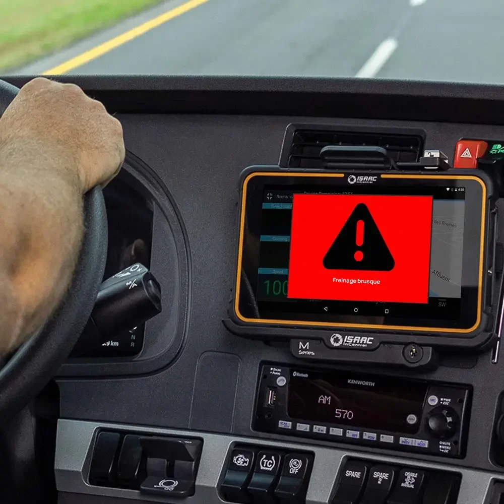 Alerte rouge de freinage brusque affichée sur une tablette ISAAC dans un tableau de bord de camion