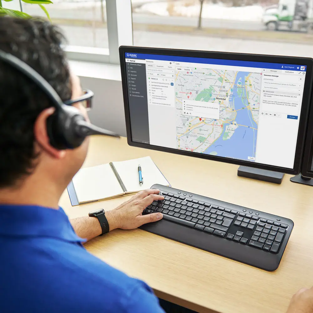 Agent de soutien technique utilisant le tableau de bord ISAAC pour surveiller les installations en temps réel
