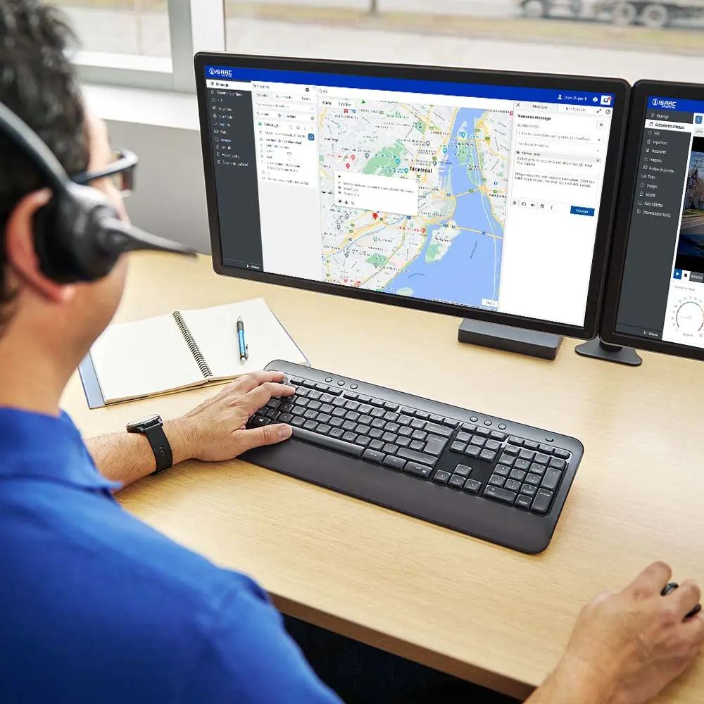 Opérateur utilisant le tableau de bord ISAAC en français Dispatcheur de flotte surveillant les opérations sur la plateforme ISAAC en français