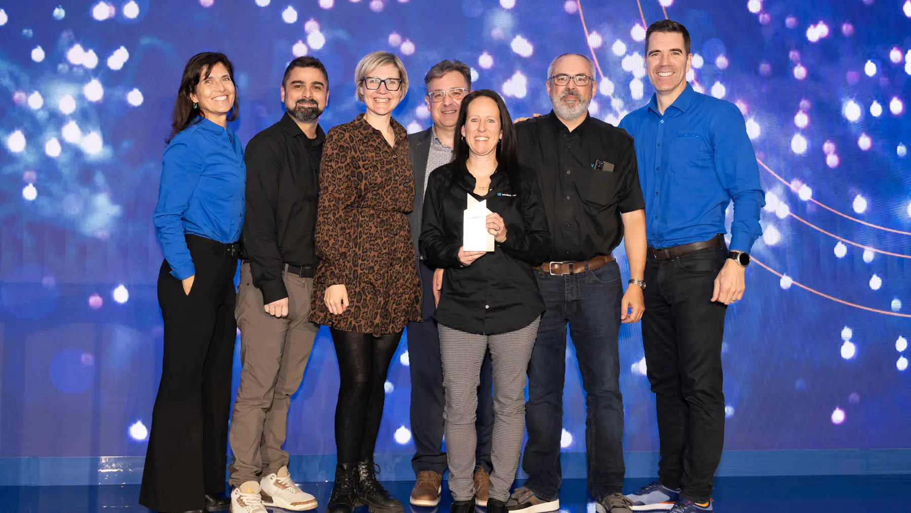 Aux extrémités gauche et droite : de chez ISAAC, Julie Phaneuf, Chef des opérations, et Jacques DeLarochellière, Chef de la direction et cofondateur. Au centre, de gauche à droite : de chez Groupe Morneau : Alain Falle, Analyste Truckmate/ISAAC, Catherine Morneau, Co-présidente, Serge Rémy, Gestionnaire de projets sénior et analyste stratégique, Catherine Després, Directrice conformité et sécurité, et Dominic Dufresne, Coordonnateur de la conformité et de la sécurité.