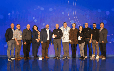 Groupe de représentants de flottes clients sur scène recevant les Prix ISAAC pour l'excellence en sécurité, conformité, éco-efficacité et bonheur des chauffeurs.